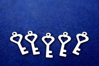 10 Adet - 8x19 Mm Kalp Anahtar Desenli Nikel Kaplama Metal Pul, Takı Malzemesi, Pirinç Pul, 474n - 1