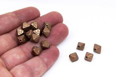 25 Gram - 7x9 mm Piramit Desen Boncuk, Kahve Renk, Plastik Boncuk. 1. Kalite ( 25 Gram - 100-105 Adet ) - 1