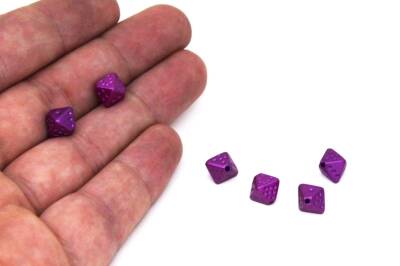 25 Gram - 7x9 mm Piramit Desen Boncuk, Mor Renk, Plastik Boncuk. 1. Kalite ( 25 Gram - 100-105 Adet ) - 1