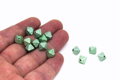 25 Gram - 7x9 mm Piramit Desen Boncuk, Su Yeşili Renk, Plastik Boncuk. 1. Kalite ( 25 Gram - 100-105 Adet ) - 1